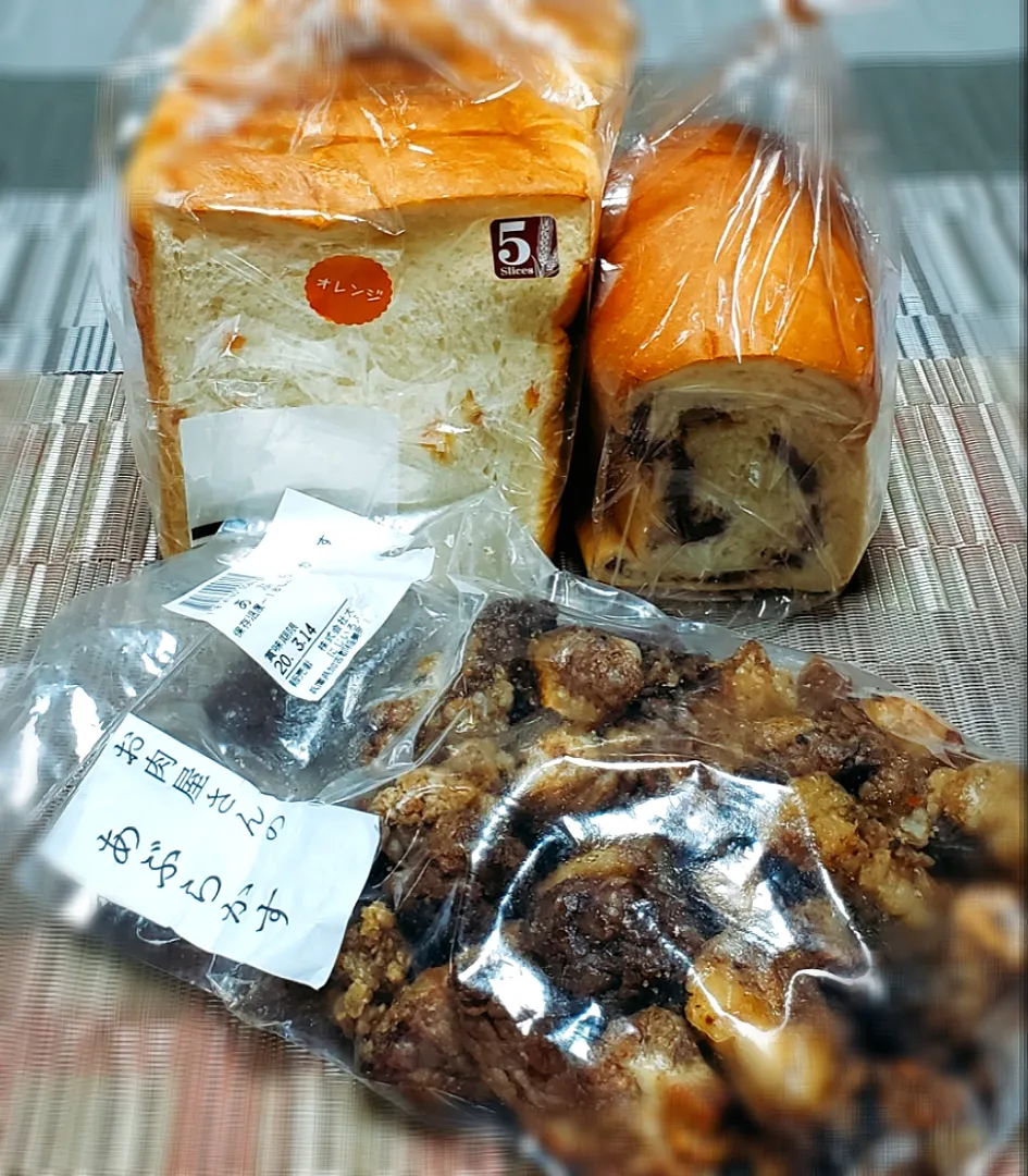 Snapdishの料理写真:稲美町のお友達から
美味しい名産品が届きました💕

オレンジ🍊食パン🍞
粒あんパン
お肉屋さんのあぶらかす|yukaringoさん