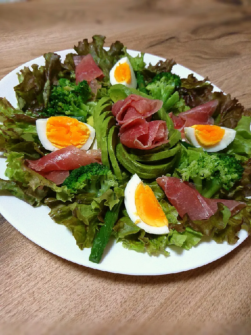 アボカドと生ハムのサラダ🥑|かめさん