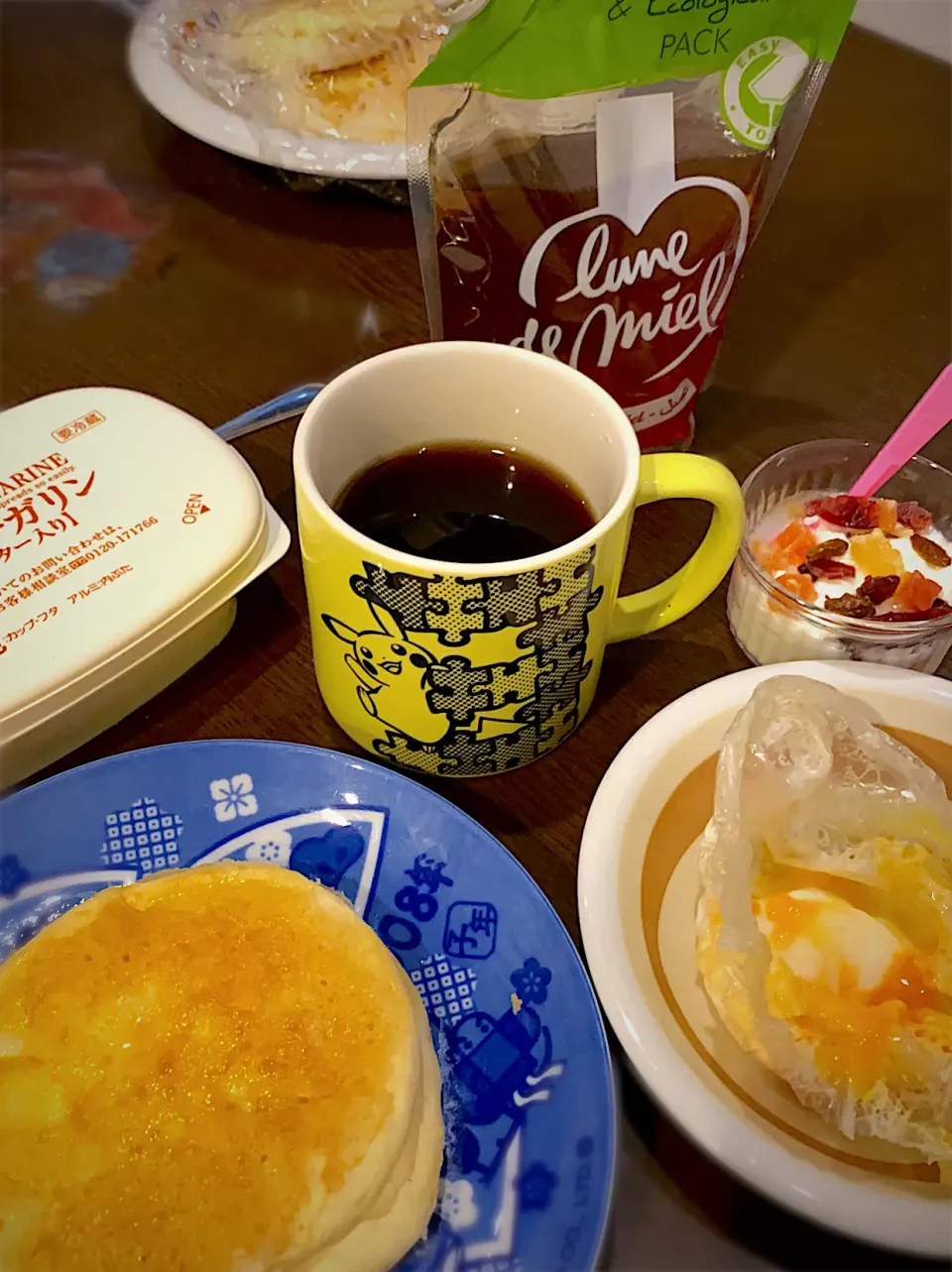 Snapdishの料理写真:リコッタチーズパンケーキ🥞　マーガリン　チーズ　蜂蜜　ポーチドエッグ　ドライフルーツヨーグルト　コーヒー☕️|ch＊K*∀o(^^*)♪さん