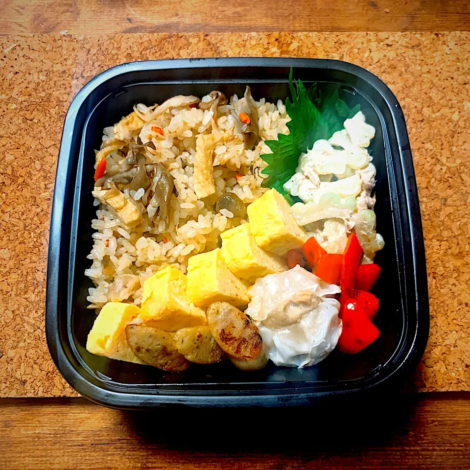 Snapdishの料理写真:【お弁当】新米でキノコと鶏の炊き込みご飯弁当|ぽりんさんさん