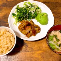 Snapdishの料理写真:豚肉の生姜焼き、白菜と豆苗の寒麹和え、アボカドスライス、玄米ご飯、味噌汁|みささん