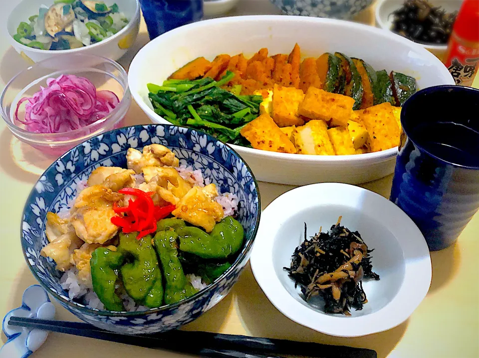 10／2(水)昼食 #昼ごはん •鶏小肉とピーマンの柚子胡椒焼き丼  •カボチャと厚揚げ小松菜の煮浸し •ひじき煮 •茄子と獅子唐の浅漬け •赤タマネギの甘酢漬け|おさんどんさん