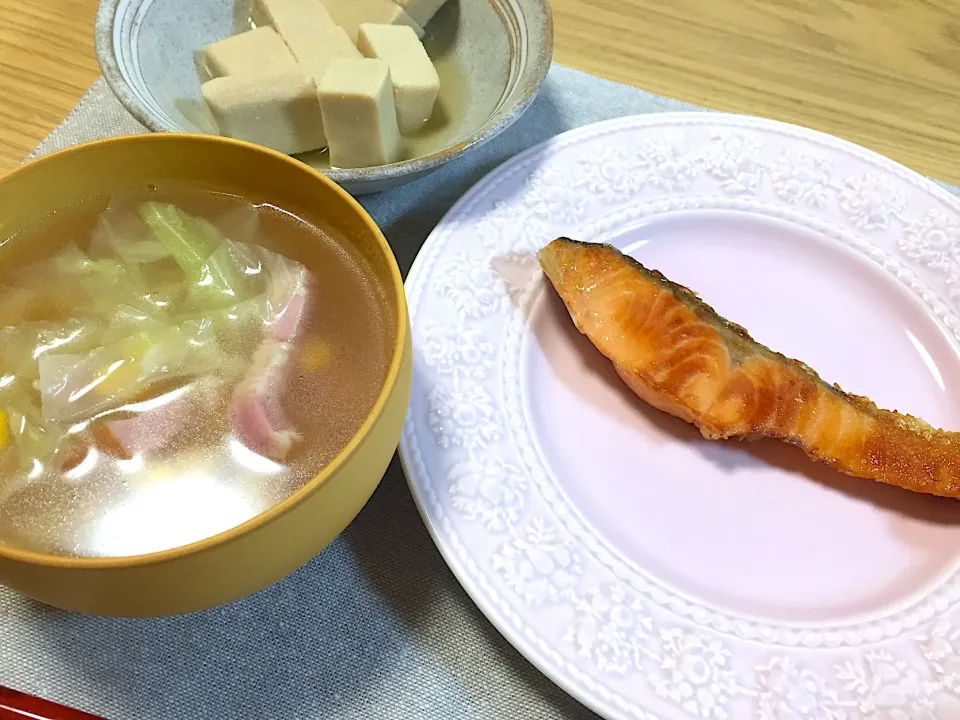 Snapdishの料理写真:焼き鮭＊キャベツとベーコンのコンソメスープ＊高野豆腐|さおりさん