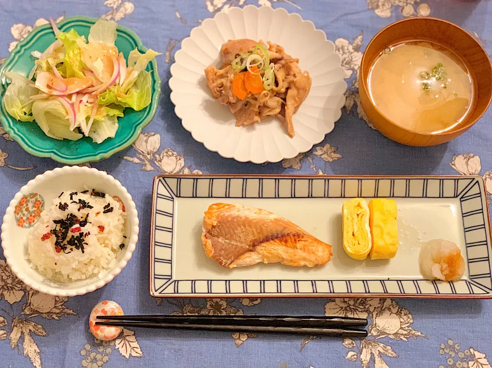 焼き鮭
だし巻き卵
豚みそ炒め
サラダ
お味噌汁
ごはん|maiさん