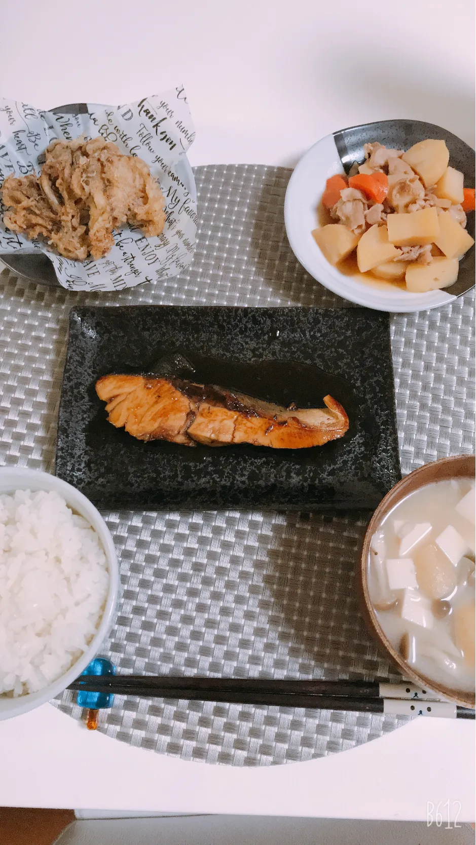 今日は一人前の晩御飯😋ぶりの照り焼き😋舞茸の天ぷら😋肉じゃが😋|ゆきさん