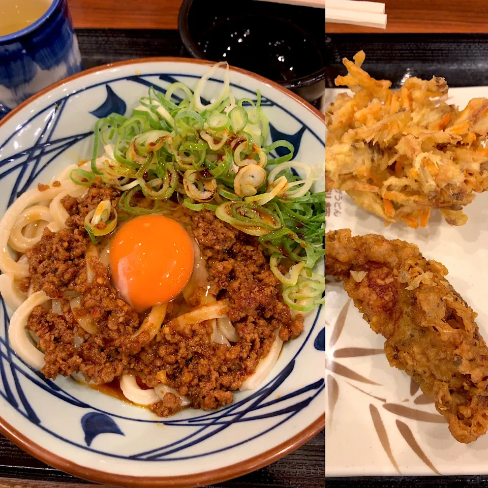 Snapdishの料理写真:肉肉釜玉    かしわ天   牛蒡人参かき揚げ🥕|るみおんさん