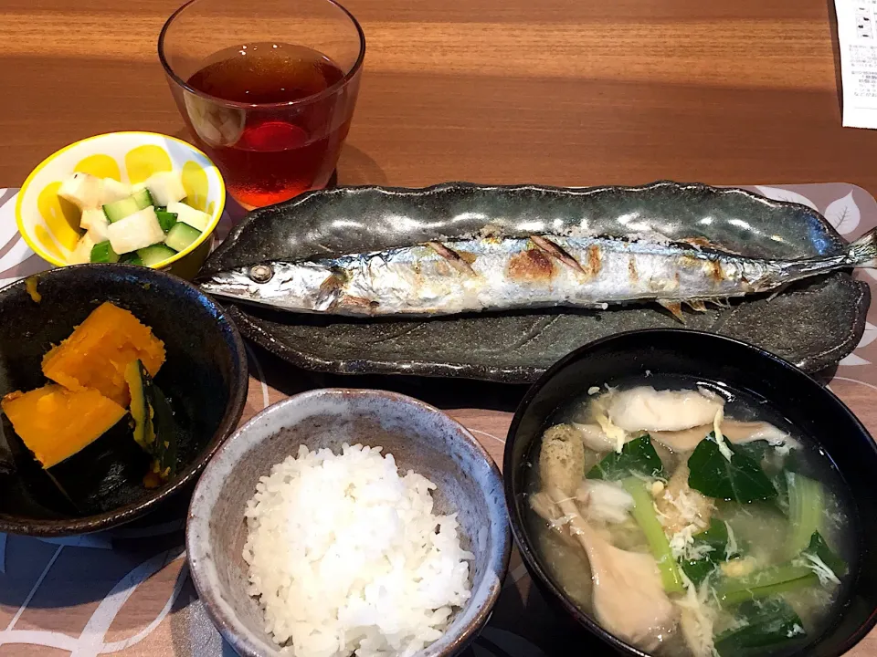 Snapdishの料理写真:晩御飯
秋刀魚の塩焼き、長芋ときゅうりの酢の物、かぼちゃの煮付け、白米、小松菜と揚げと舞茸のかきたま汁、ルイボスティー|かよちゃんさん