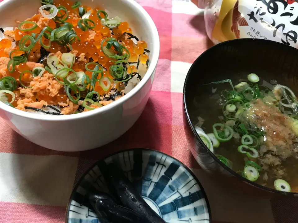 鮭とイクラの丼/焼きあごだしつゆdeとろろ昆布のお吸い物|ハルのただ飯さん