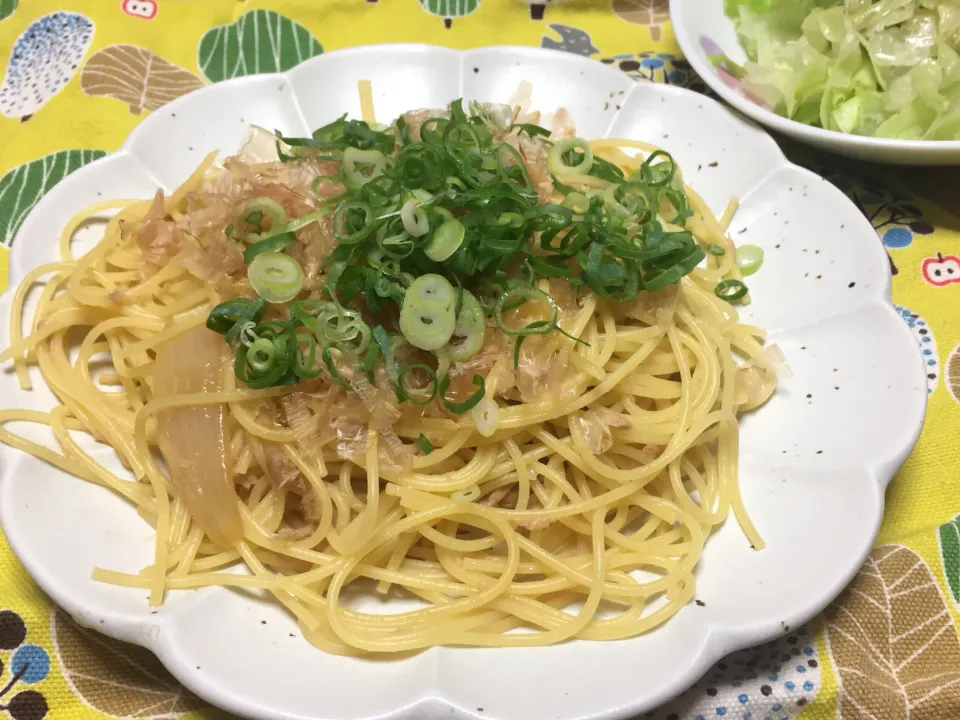 Snapdishの料理写真:ツナと玉ねぎのにんにく醤油パスタ|はちさん