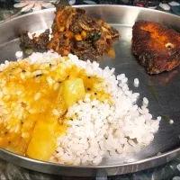 Snapdishの料理写真:Brown rice with Sambhar, fish fry and Beef roast|celinさん