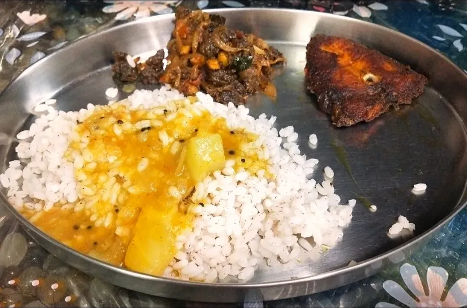 Snapdishの料理写真:Brown rice with Sambhar, fish fry and Beef roast|celinさん