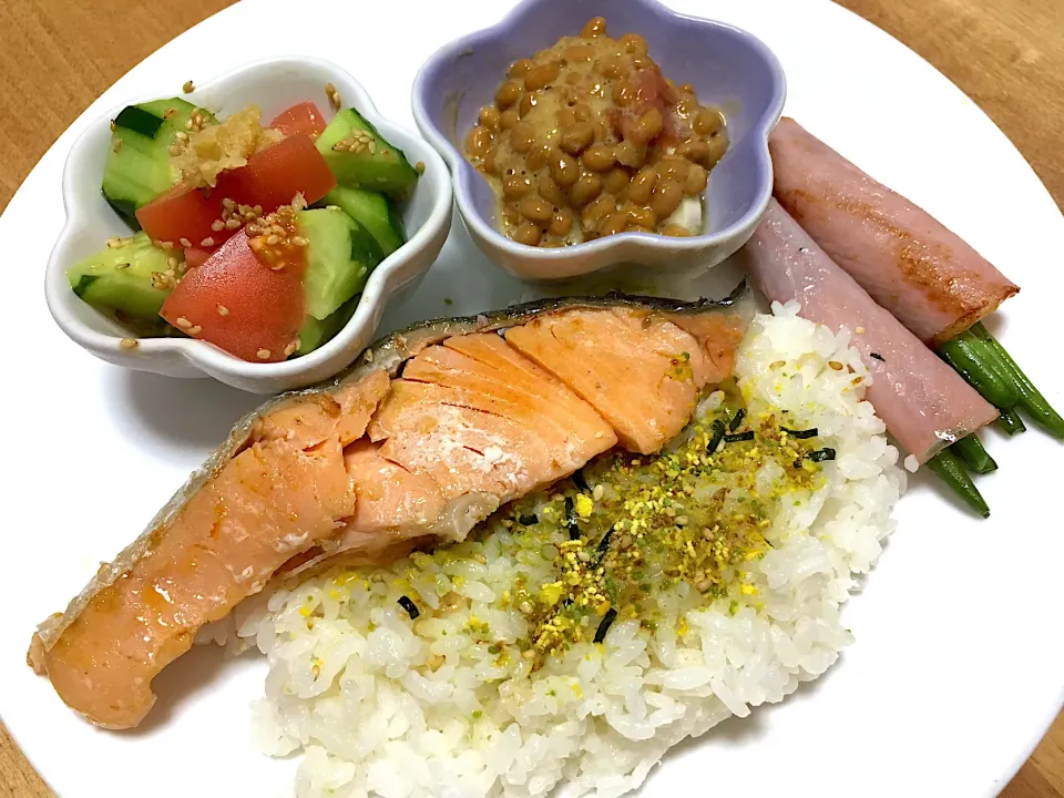 Snapdishの料理写真:手抜き‼️焼き鮭ワンプレート♪|かおちゃんさん