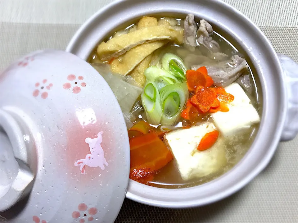 Snapdishの料理写真:涼しくなってきたらお鍋が恋しくなり☺️💕        薄切りした大根と人参🥕はお出汁がしみて美味しかったです☺️✨🍁|めぐぐさん