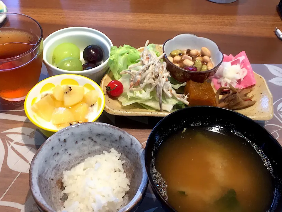 朝ごはん
かぼちゃの煮付け、きんぴらごぼう、煮豆サラダ、ごぼうサラダ、レタス、プチトマト、白米、ネギと小松菜の味噌汁、サンゴールドキウイ添えヨーグルト、シャインマスカット、巨峰、ルイボスティー|かよちゃんさん