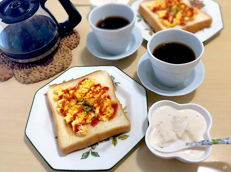 Snapdishの料理写真:10／3(木)朝食 #朝ごはん •エッグトースト(スクランブル)  •フルーツヨーグルト •コーヒー|おさんどんさん