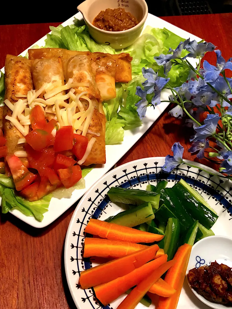 タコライス風棒餃子🥟＆おいしぃもろきゅう🥒お誕生日おめでとうじゃ🙌😆✨✨✨|ボンバーさん