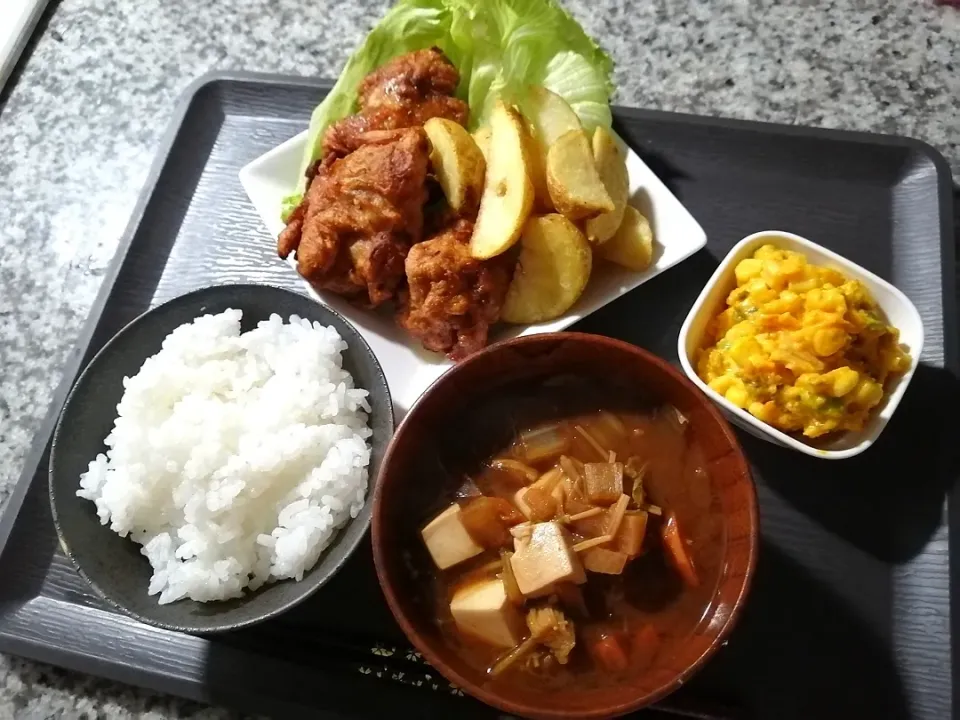 唐揚げ
フライドポテト
かぼちゃとさつま芋のサラダ
豚汁|あぁちゃんさん