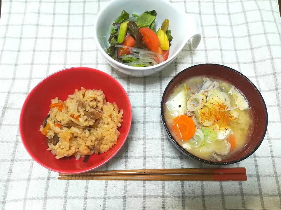 豚汁
春雨サラダ
炊き込みご飯|わあさん