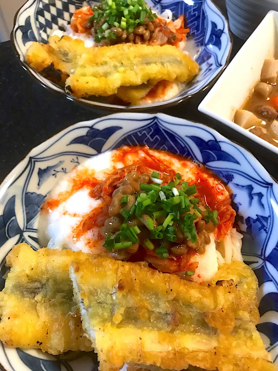 とろろキムチ納豆うどん アナゴの天ぷら添え|シュトママさん