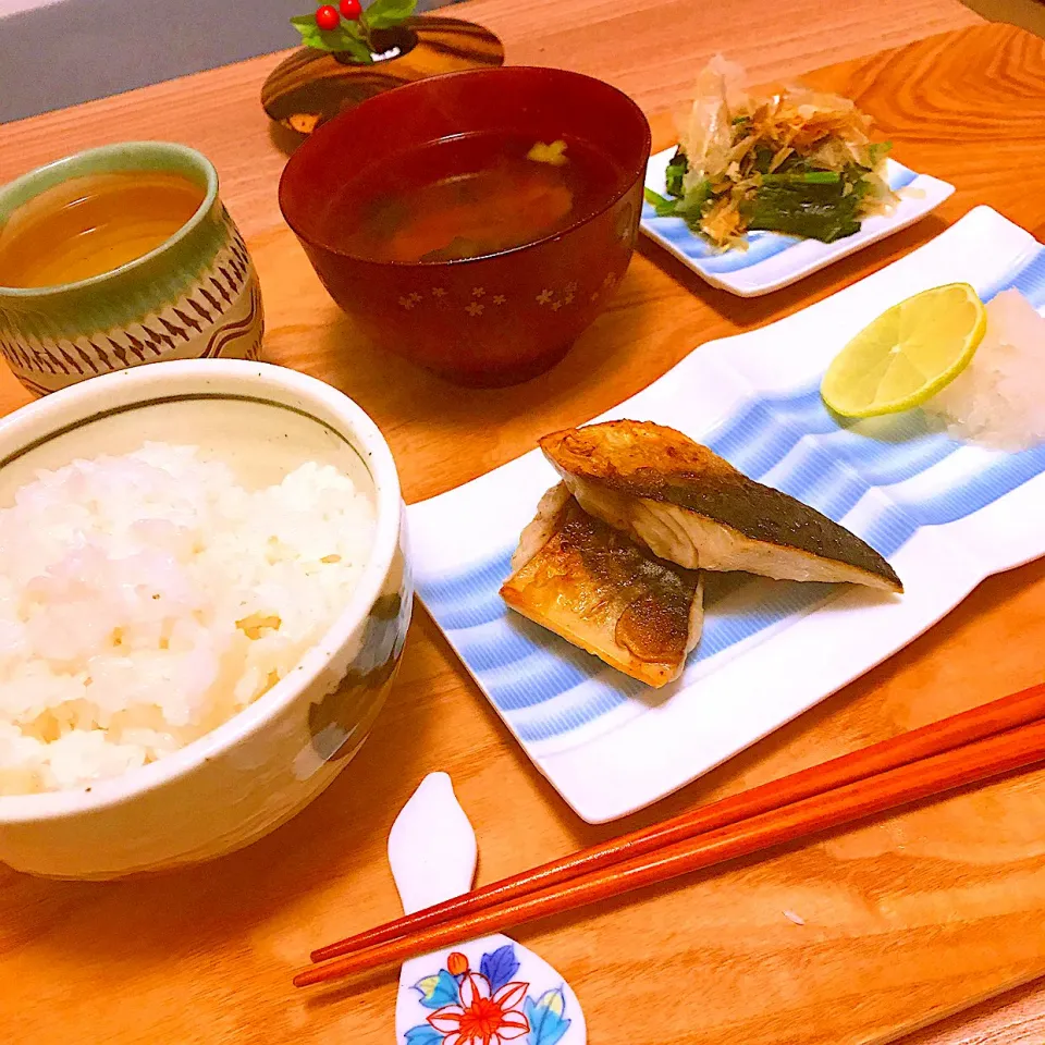 焼き鯖定食とほうれん草のおひたし😋  定食といっても副菜は2つだけ(^^;;|Sの食卓さん