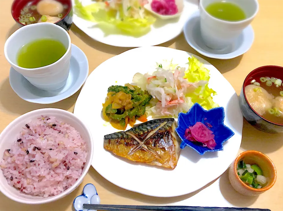 10／3(木)昼食 #昼ごはん  •鯖の塩焼き/豚バラとゴーヤの味噌炒め/大根とカニカマのサラダ/赤タマネギの甘酢  •雑穀ごはん •焼きあごだしでもち麩のスープ •浅漬け|おさんどんさん