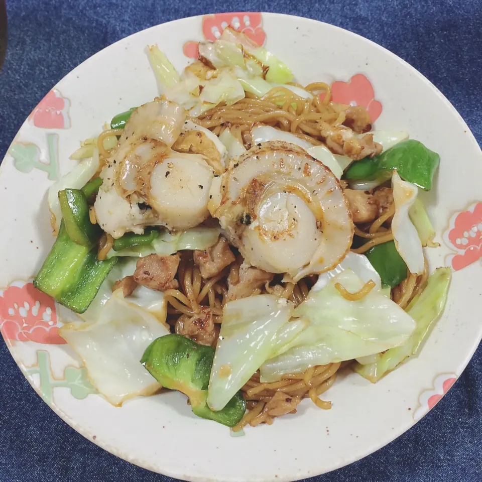 Snapdishの料理写真:バター醤油味の焼きそば|waiwaiさん