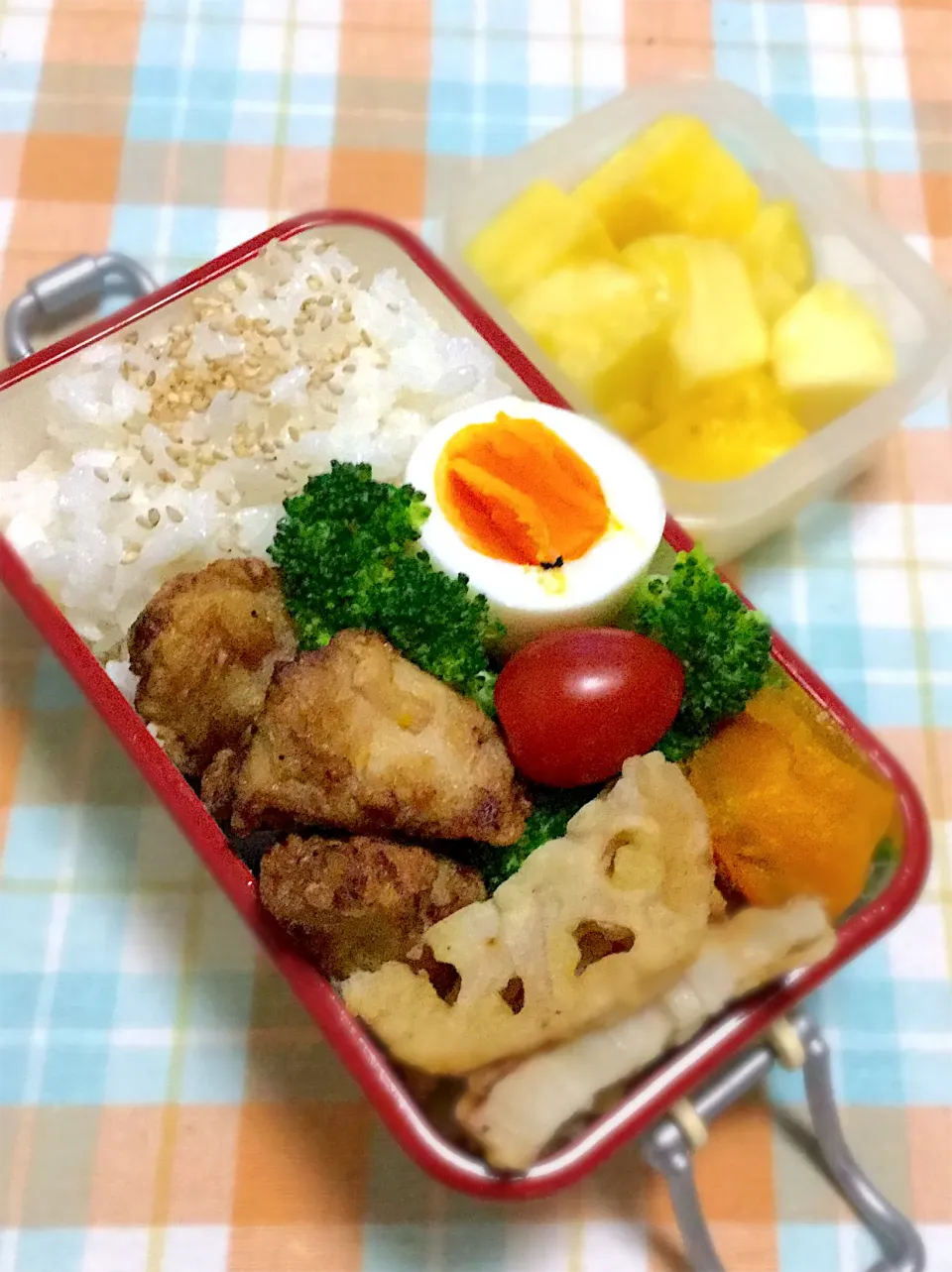 Snapdishの料理写真:長女の中学弁当！母から差し入れで貰ったパイナップル🍍も一緒に|yukoさん