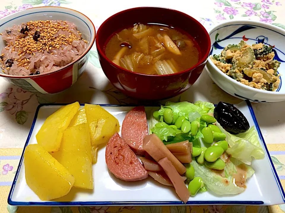 Snapdishの料理写真:朝ごはん、ゴーヤチャンプ、レトルト赤飯|Isimura Hidekiさん