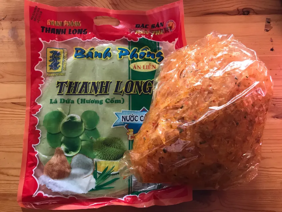 ベトナムのお土産です。Bánh tráng trộn と Bánh phồng sữa とういう食べ物だよ。^_^|Ha Kim Truc Quanさん