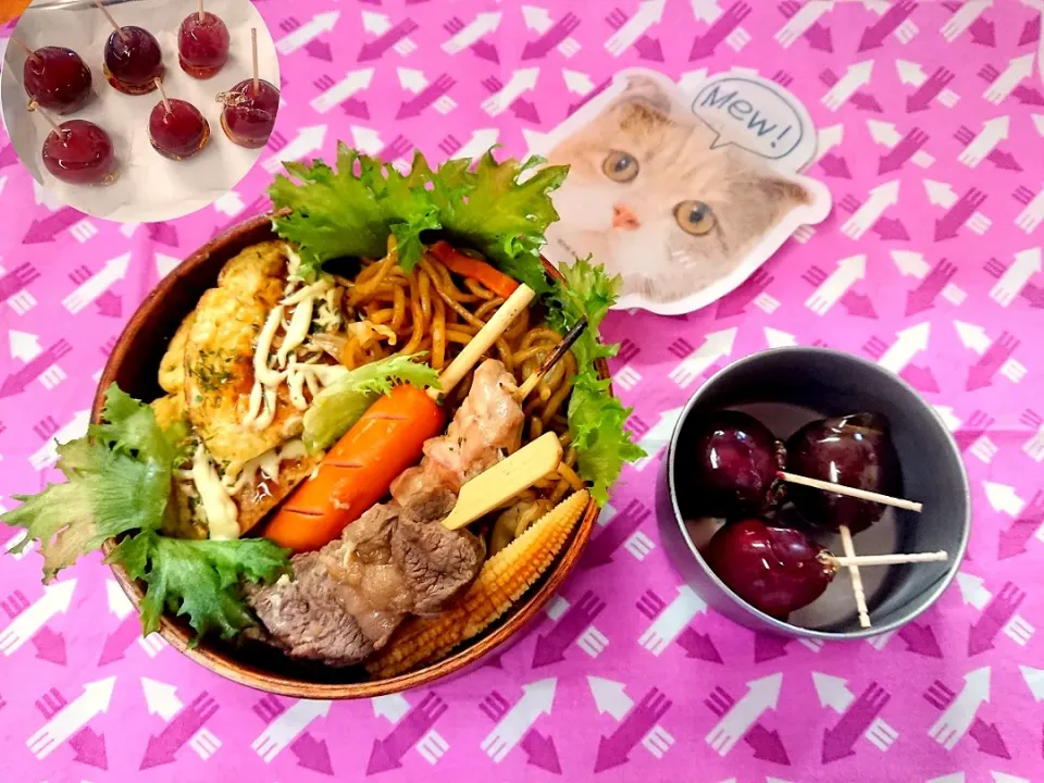 🏮⛩🍁お祭り屋台風のお弁当🍁⛩🏮

週末は 地元の秋祭り大祭なので、屋台風メニュー頑張りました( ^_^ ;)
ぶどう飴に初挑戦も、すぐ固まる💦💦
むずかし( ´⚰︎` )
面白がってくれるかな^^*

🌾※🌾※🌾
✳焼きそば
✳お好み焼き
✳ミニフランク
✳牛串
✳焼き鳥
✳焼きﾄｳﾓﾛｺｼ風ミニコーン
✳ぶどう飴💦|クロ母さんさん