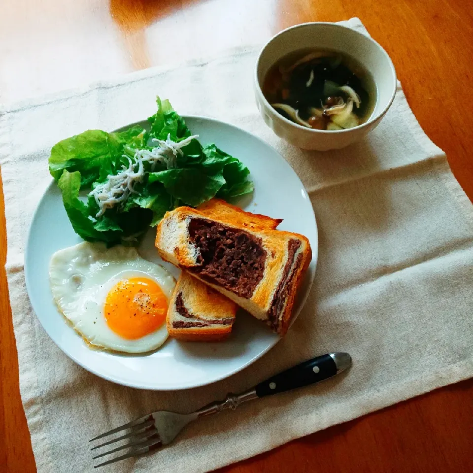 あんこトーストで朝ごはん|えるえるさん