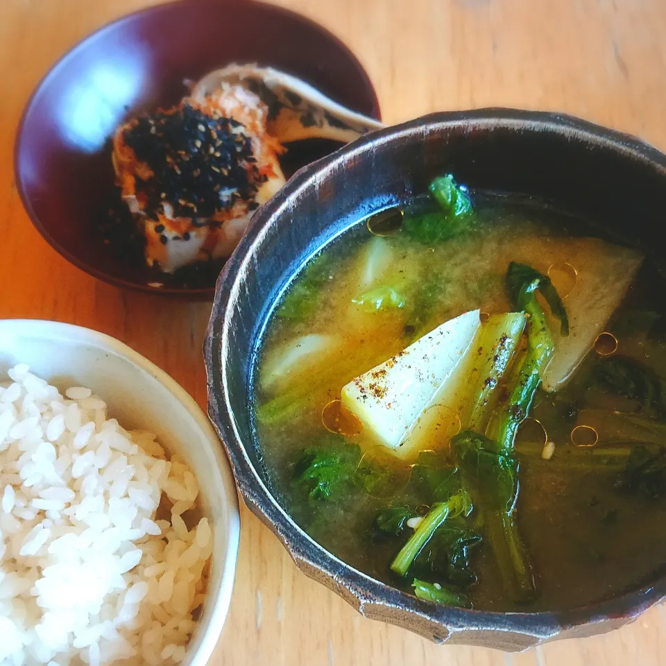 我が家の定番 ごま油炒め・かぶの葉たっぷり味噌汁|tomtomverdeさん