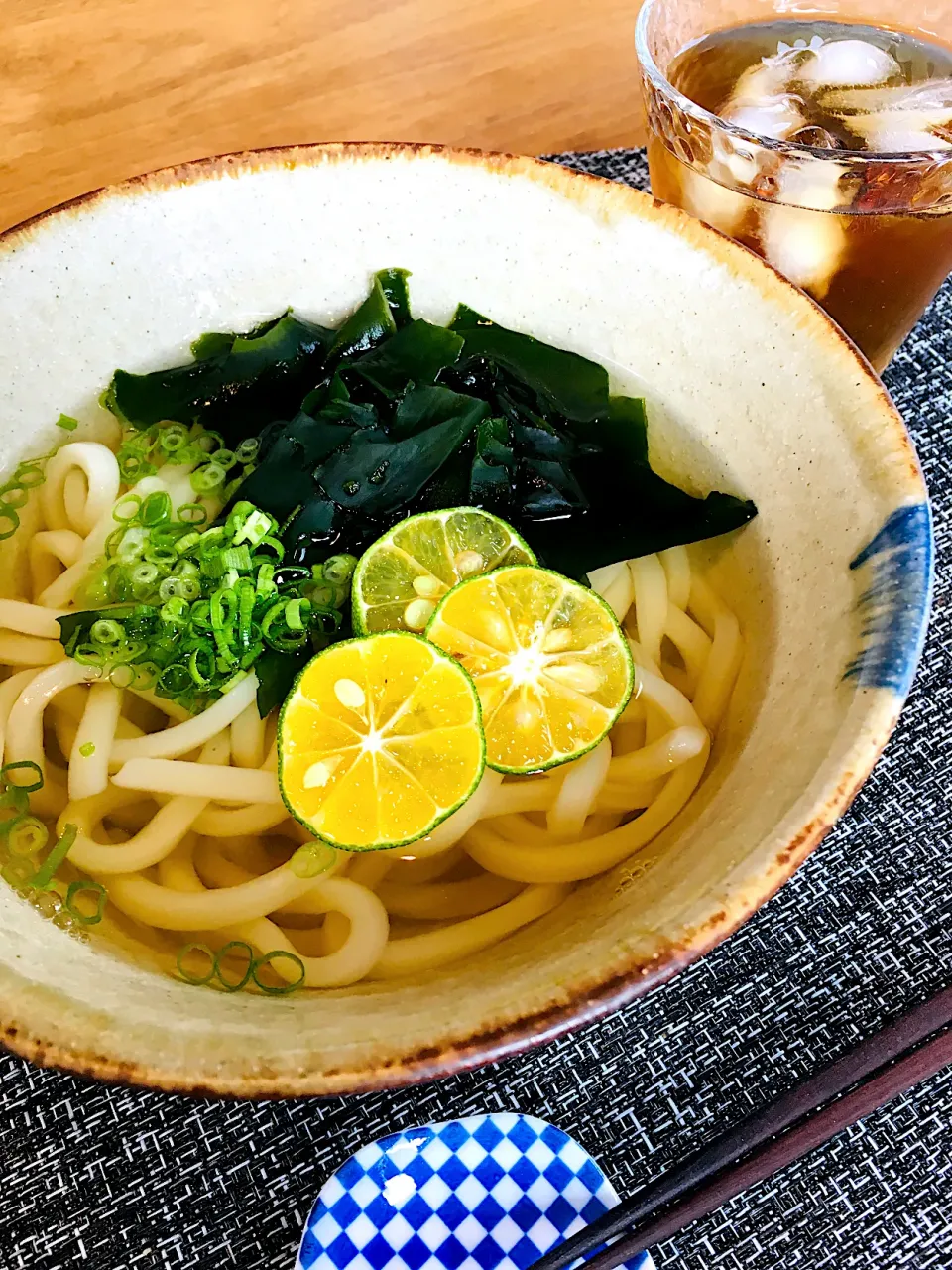 今日の次女っちとランチは                            次女っちが好きなワカメうどんにシークワーサー✨|ミッチ☆ママさん