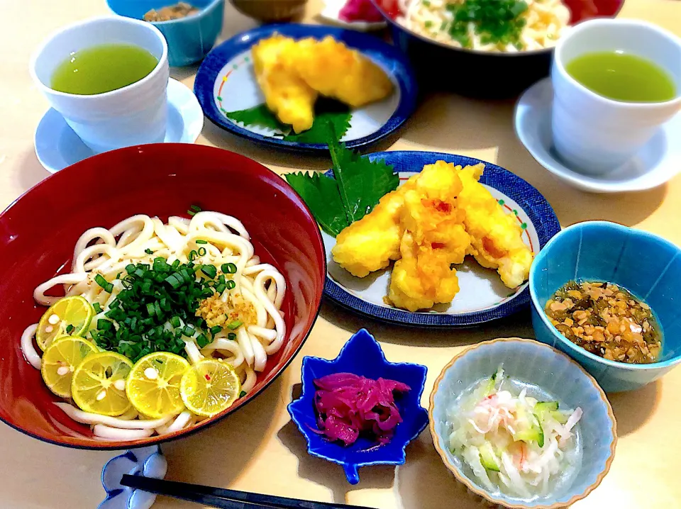 Snapdishの料理写真:10/4(金)昼食 #昼ごはん •あごだしつゆでスダチうどん •長芋とベーコンの天ぷら •めかぶ納豆 •大根サラダ •タマネギ甘酢    ‥焼きあごだしつゆ、うどんに合わないわけがない！うん、間違いなく美味しい👍‥|おさんどんさん