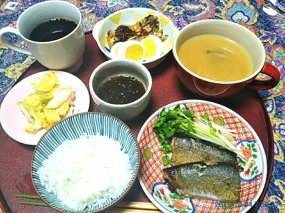 よねばーばの朝ごはん
冷凍秋刀魚、貝割れ添え
玉ねぎの味噌汁
もずく酢
鶏肉とゆで玉子
白菜の浅漬け、
ご飯、コーヒー|yoneばーばさん