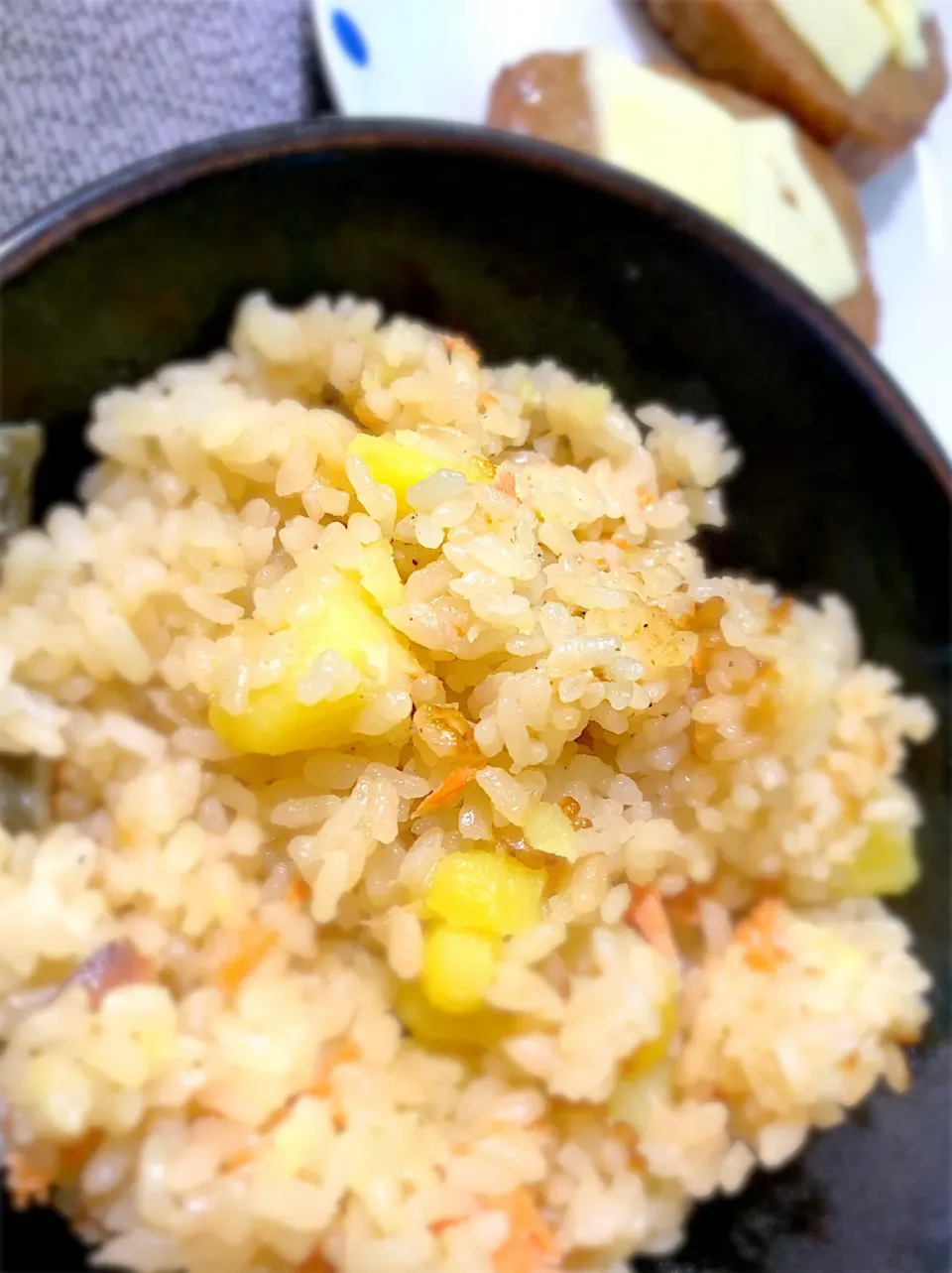 デリッシュキッチンに載ってた、鮭のじゃがバタ炊き込みご飯|つばささん