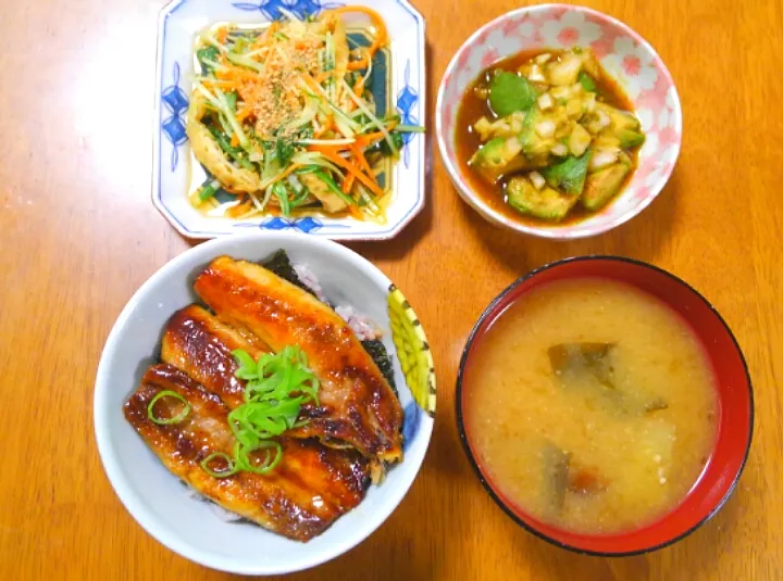 １０月２日　鰯の蒲焼き丼　水菜と油揚げの炒め煮　アボカドの薬味ポン酢　なめこと大根のお味噌汁|いもこ。さん