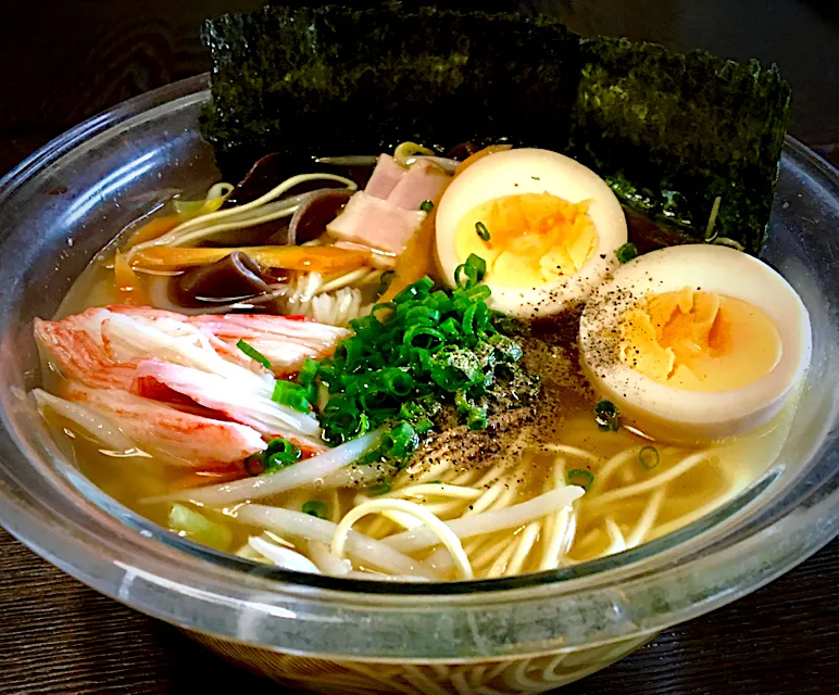 Snapdishの料理写真:ボールでチャンポン風ラーメン                     ・みそ味玉                                            ・10余種具材入り                                ・マルタイラーメン|mottomoさん