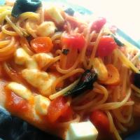 トマトとほうれん草とモッツァレラチーズのスパゲッティ😋🍝✨🎶