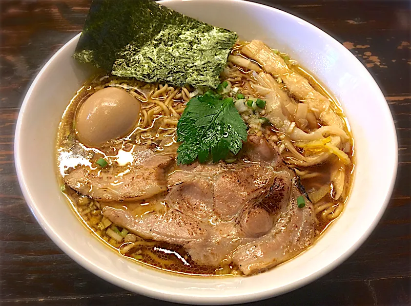 中華そば(醤油)大 味玉   きもち縮れた自家製麺の香り高い細麺に柔らかな醤油のスープが絡んで美味しい。メンマは穂先を使ってます。|リフルシャッフルさん