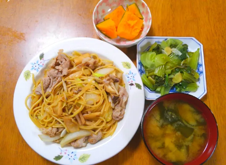 １０月３日　豚肉とねぎときのこの和風パスタ　チンゲン菜の蒸し物　かぼちゃの塩煮　大根とわかめのお味噌汁|いもこ。さん