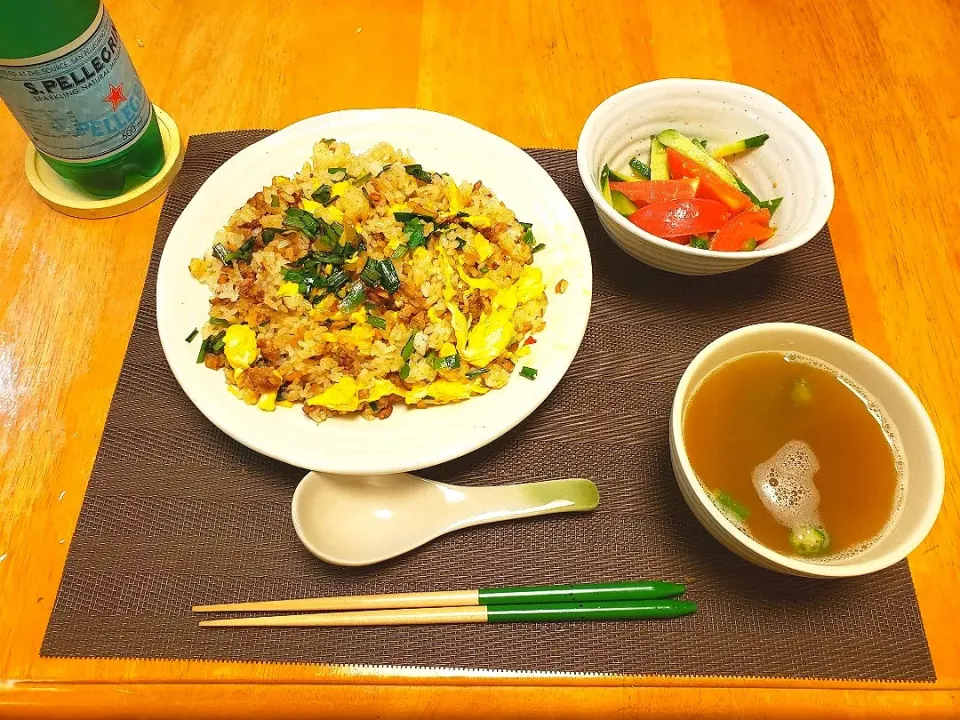 ひき肉とニラのチャーハン
トマトときゅうりの中華風サラダ
オクラとおろししょうがのスープ|たっつーさん