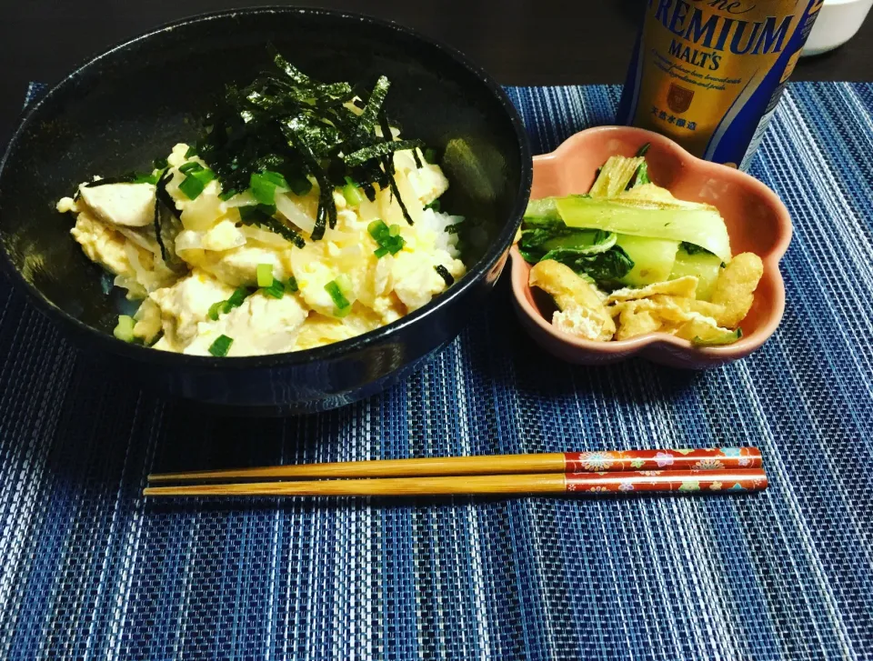 Snapdishの料理写真:つゆだく親子丼と青梗菜のごま塩炒め|ちぐあささん