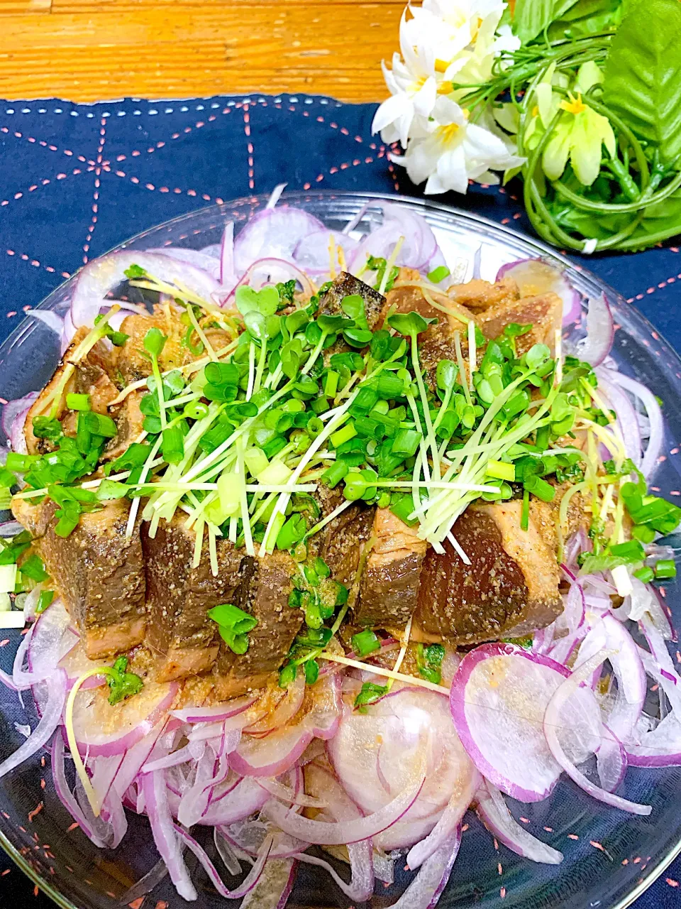 みったんさんの料理 カツオたたきのビールにも合う❤︎白いご飯にも合う❤︎胡麻酢薬味和え〜新玉たっぷり敷いてね♡|❁︎na--na❁︎Nさん