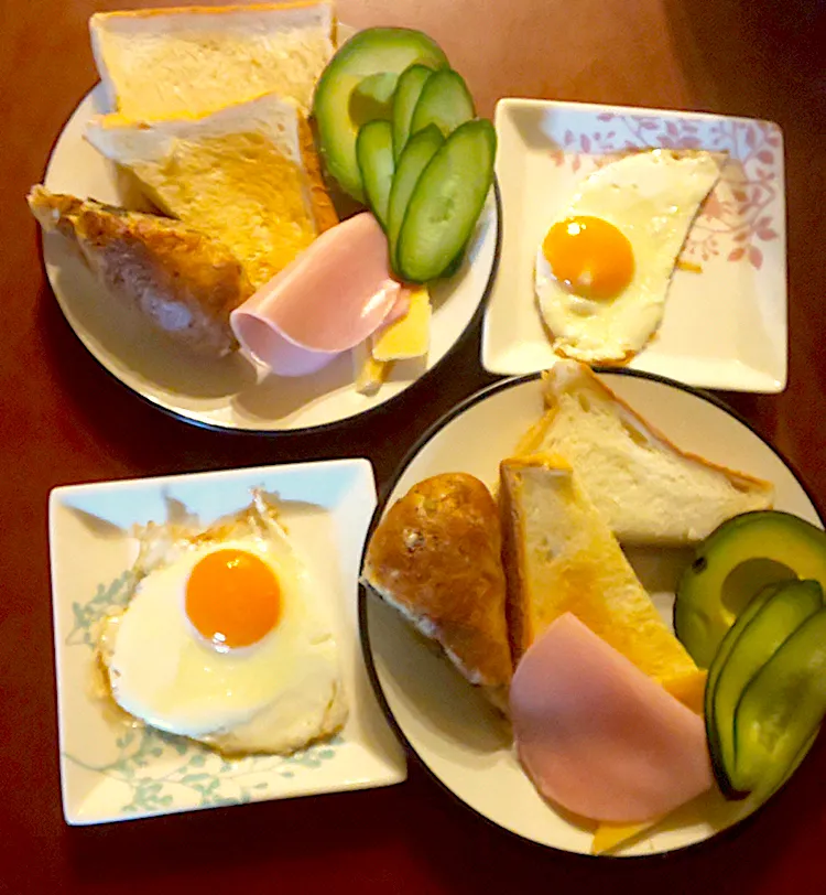 Midnight meals🌝 ﾕﾇｸﾚの美味しい食ﾊﾟﾝ🍞焼き&そのままとｵﾘｰﾌﾞﾏｯｼｭ･ﾊﾑ･目玉焼き🍳･ﾄﾞｲﾂお土産ﾁｰｽﾞ🧀･ｱﾎﾞｶﾄﾞ&胡瓜|🌈Ami🍻さん