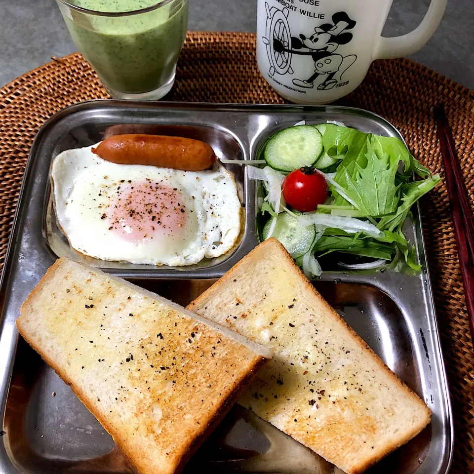 Snapdishの料理写真:朝ごぱん(ﾟ∀ﾟ) 小松菜マンゴースムージー🥬🥭|nao子さん