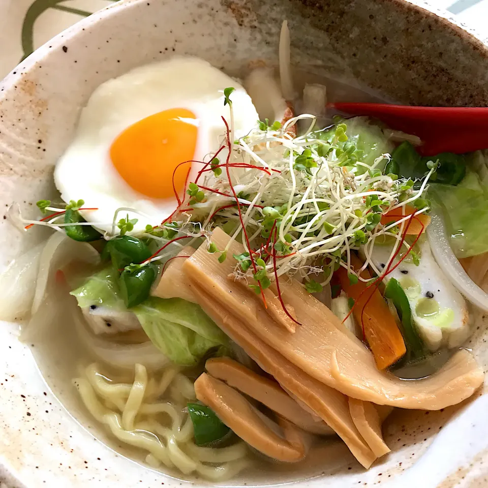 Snapdishの料理写真:ちぎり蒲鉾とレンチン温玉の野菜いっぱいタンメン〜🤗🍜😉|てるみさん