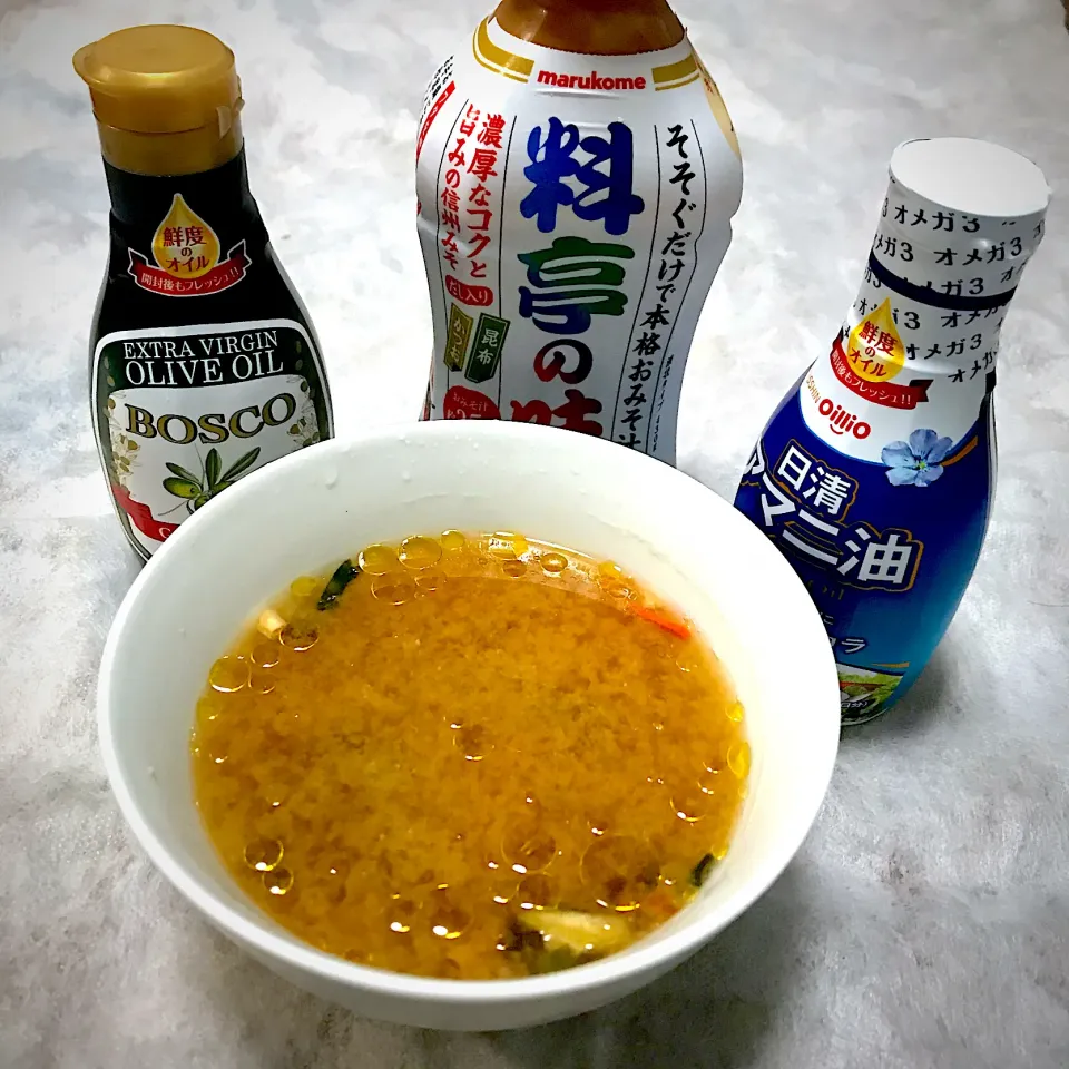 Snapdishの料理写真:日清さんから、液みそ料亭の味、アマニ油、オリーブオイルを頂きました❗️ 味噌汁にオリーブオイルをかけて、マイルドな味わいになりました😋👍✨|ギムレットさん