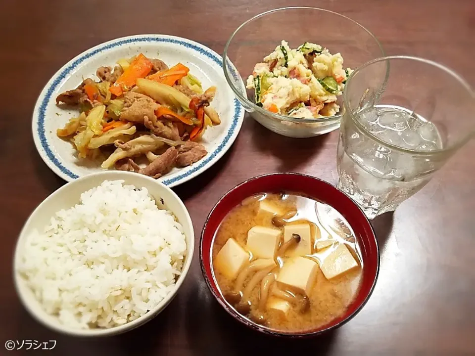 今日の晩ご飯だよ(*^^*)
★肉野菜炒め
★ポテトサラダ
★豆腐としめじの味噌汁|ソラシェフさん