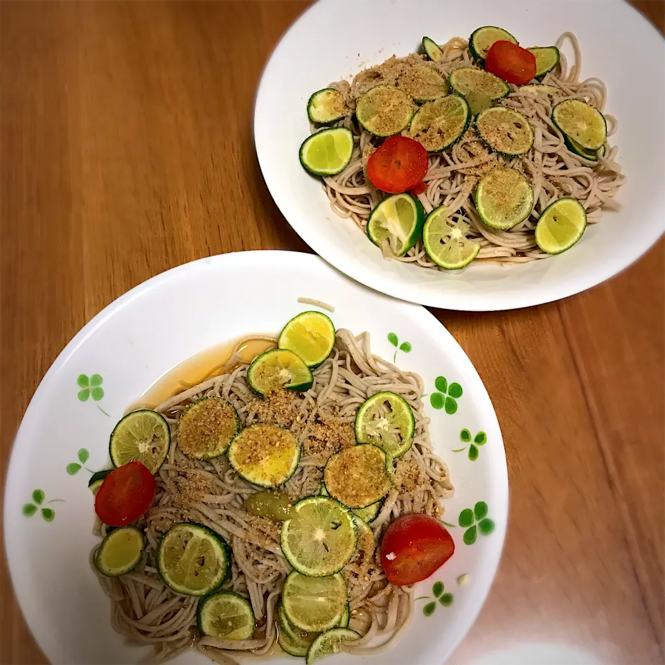 にゃあ（芸名）さんの料理 たぶん、今シーズン最後の🥒冷かけすだち蕎麦🍜トマトも乗せてみた🍅|みゆきさん